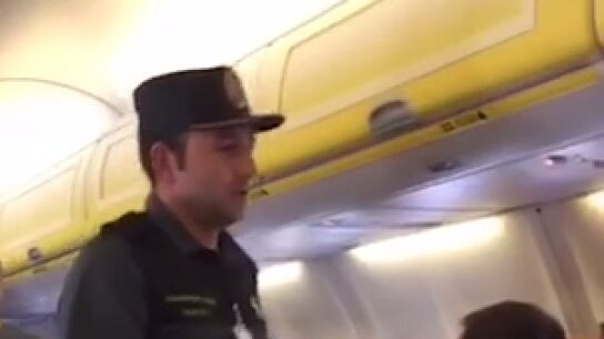 La polic&iacute;a en el avi&oacute;n
