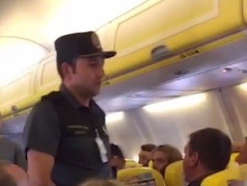 La policía en el avión La policía en el avión