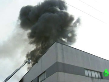 Incendio en una planta de reciclaje en Amorebierta, Vizcaya Incendio en una planta de reciclaje en Amorebierta, Vizcaya
