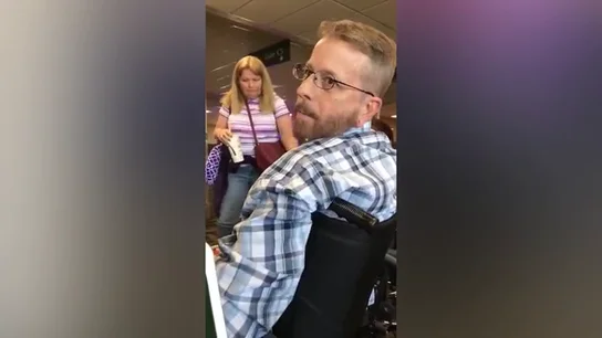 Mike en su silla de ruedas Mike en su silla de ruedas