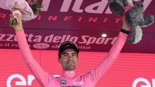Tom Dumoulin celebra su victoria de etapa en el podio (archivo)