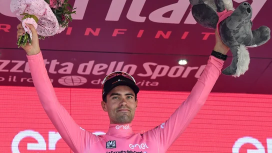 Tom Dumoulin celebra su victoria de etapa en el podio (archivo) Tom Dumoulin celebra su victoria de etapa en el podio (archivo)