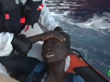 Migrante rescatado por la Guardia Costiera Migrante rescatado por la Guardia Costiera