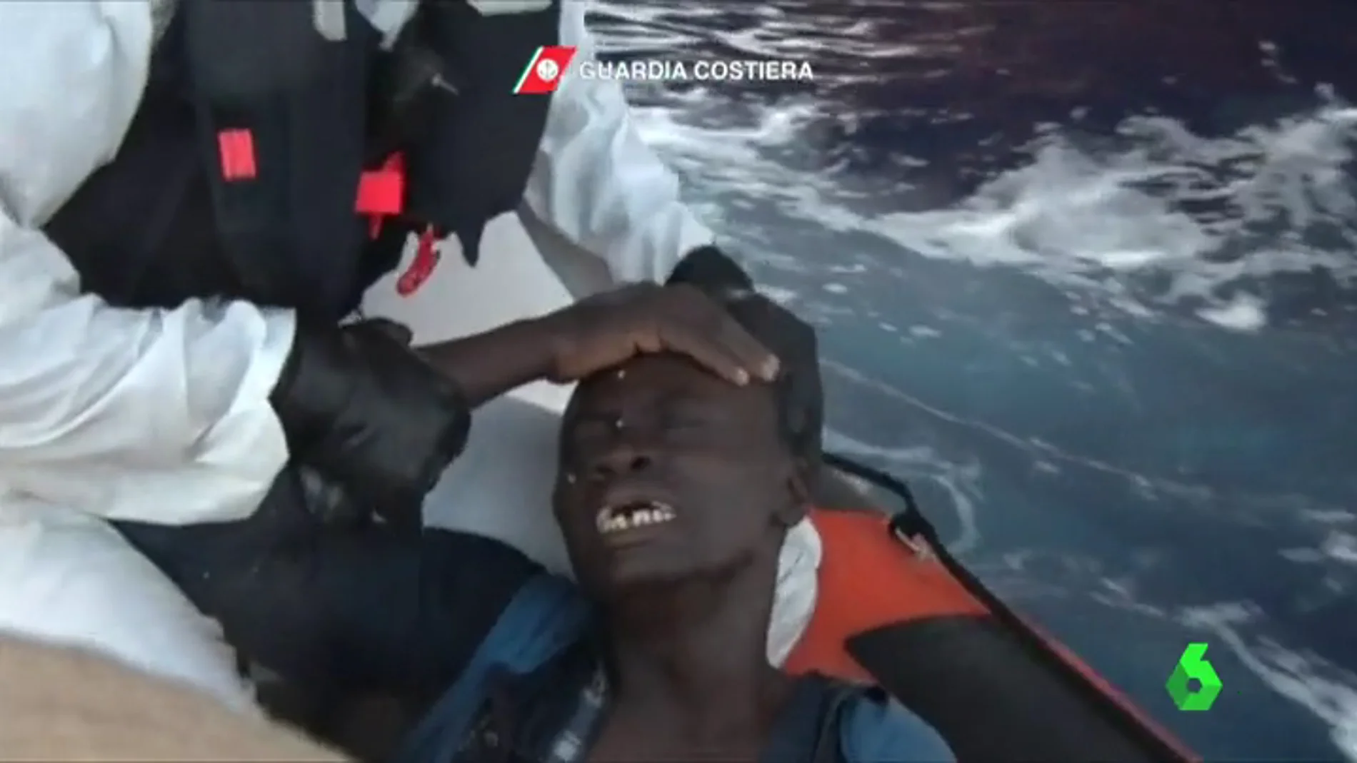 Migrante rescatado por la Guardia Costiera