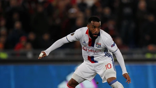 Lacazette controla un balón durante un partido con el Lyon Lacazette controla un balón durante un partido con el Lyon