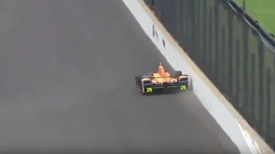 Fernando Alonso, a escasos centímetros del muro Fernando Alonso, a escasos centímetros del muro