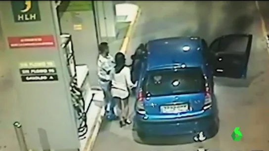 Arde un coche en una gasolinera de Murcia Arde un coche en una gasolinera de Murcia