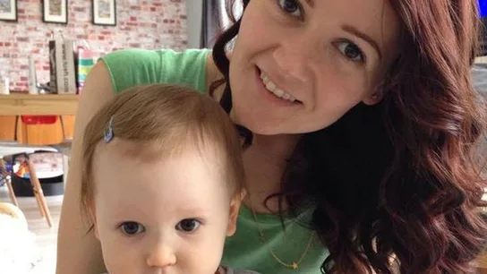 Katie junto a su hija Katie junto a su hija