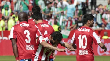 Los jugadores del Sporting celebran un gol
