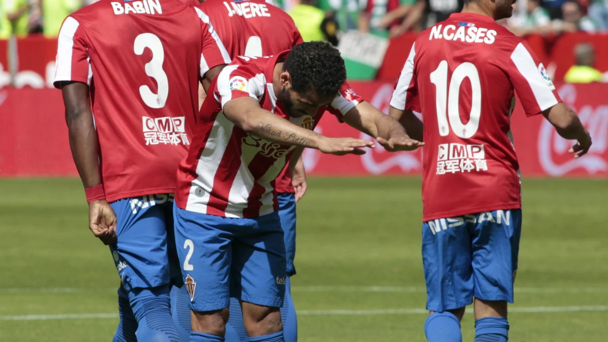 Los jugadores del Sporting celebran un gol