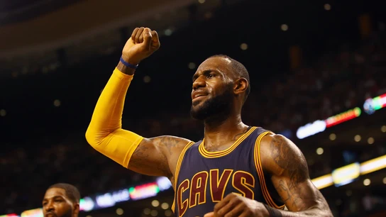 LeBron James celebra la victoria con los Cavaliers LeBron James celebra la victoria con los Cavaliers