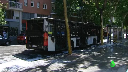 El autobús calcinado en Barcelona El autobús calcinado en Barcelona