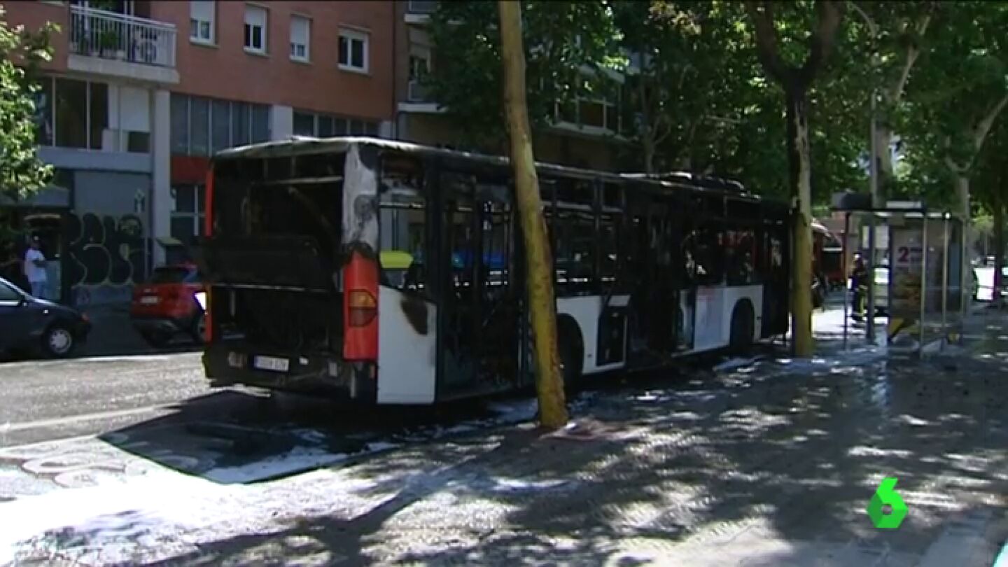 El autob&uacute;s calcinado en Barcelona
