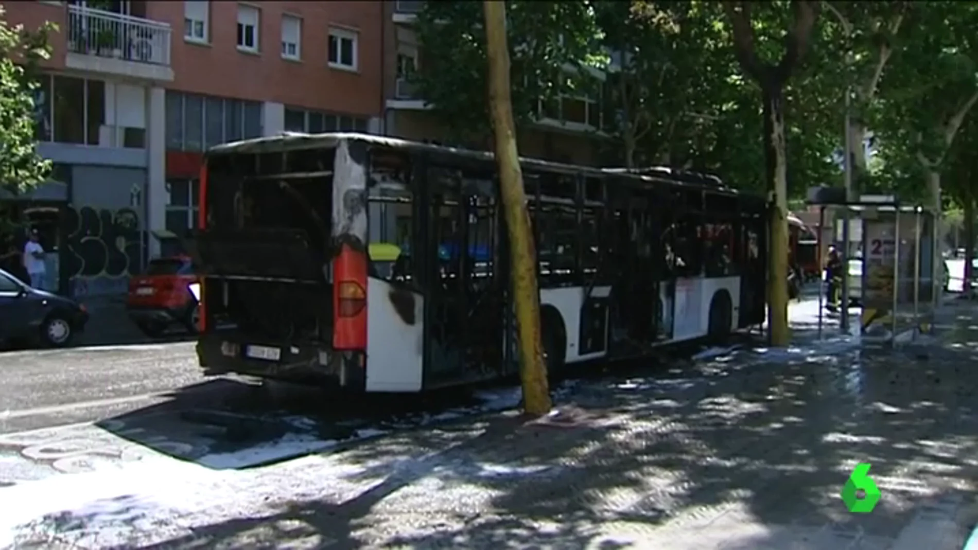 El autobús calcinado en Barcelona