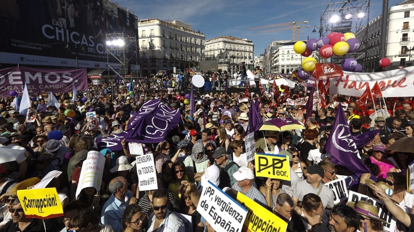 Cientos de personas participan en la Puerta del Sol de Madrid en la concentraci&oacute;n convocada por Podemos