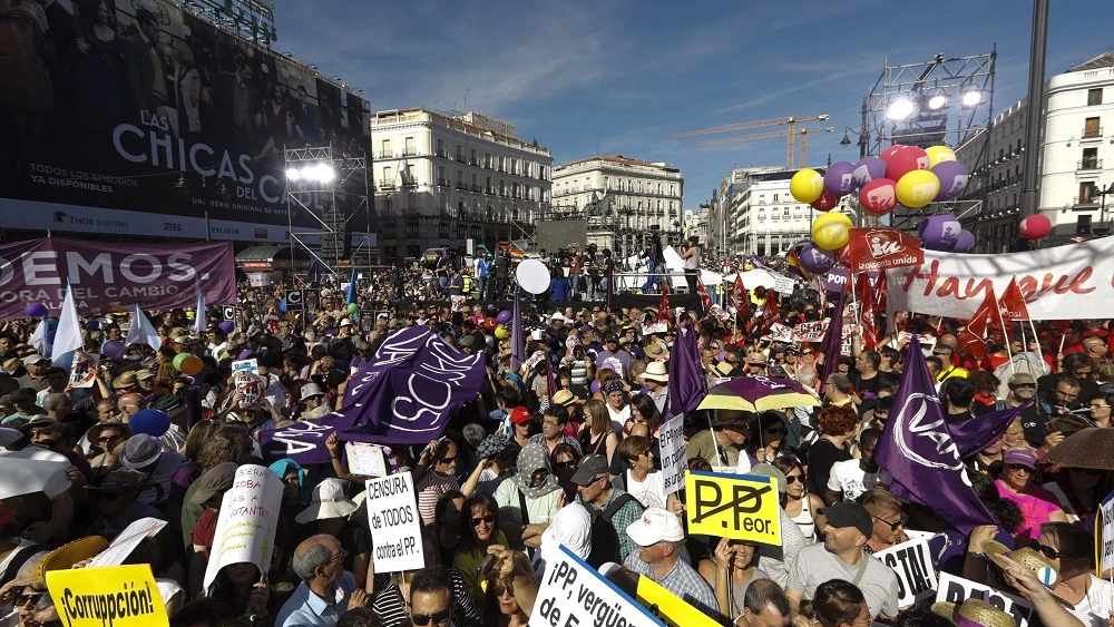 Cientos de personas participan en la Puerta del Sol de Madrid en la concentración convocada por Podemos