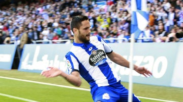 Andone celebra un gol con el Deportivo