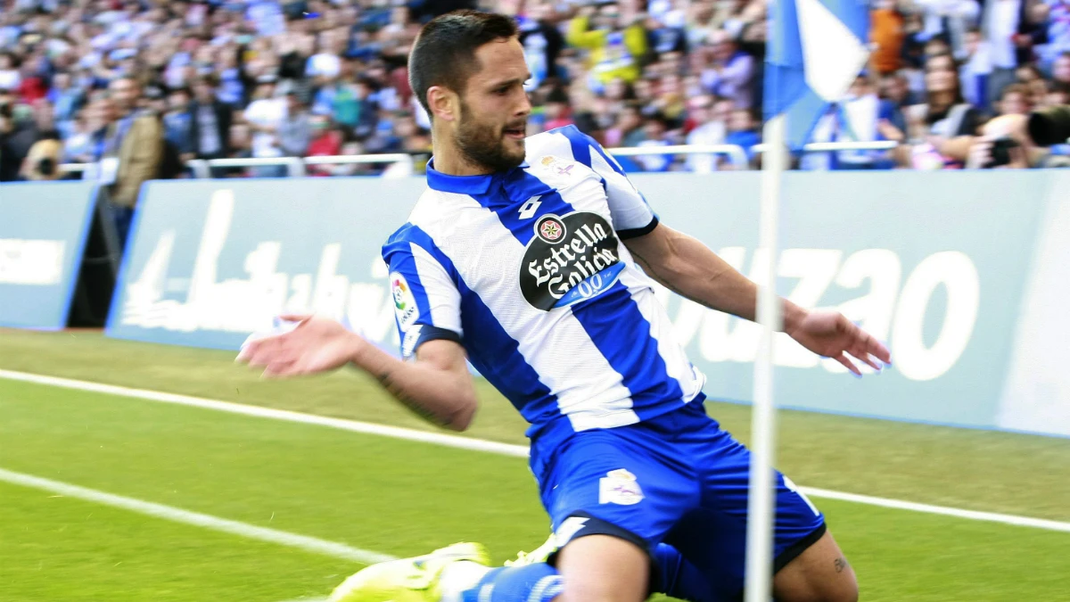 Andone celebra un gol con el Deportivo