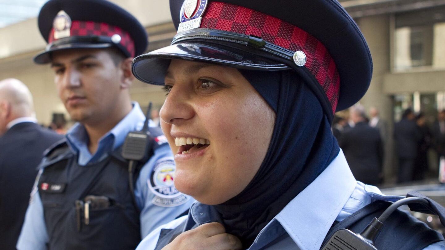 Agente canadiense con velo 