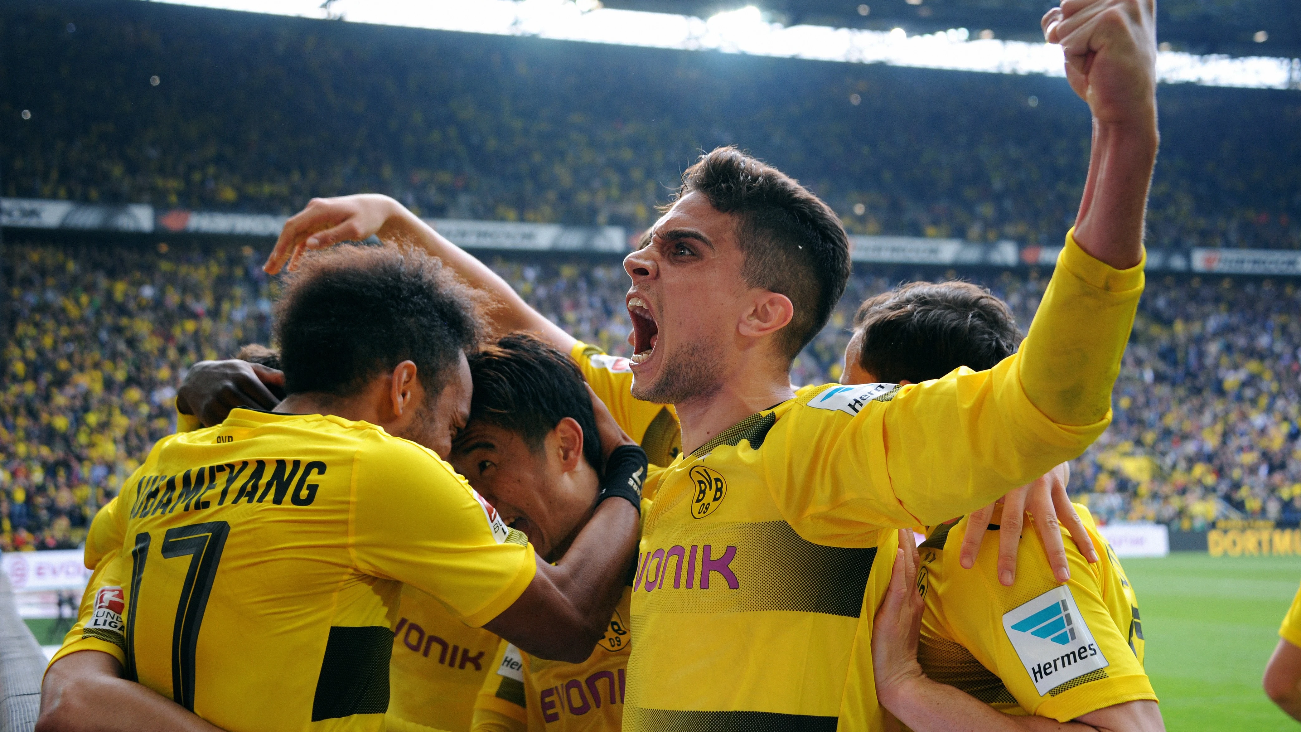 Marc Bartra y los jugadores del Dortmund celebran la victoria Marc Bartra y los jugadores del Dortmund celebran la victoria