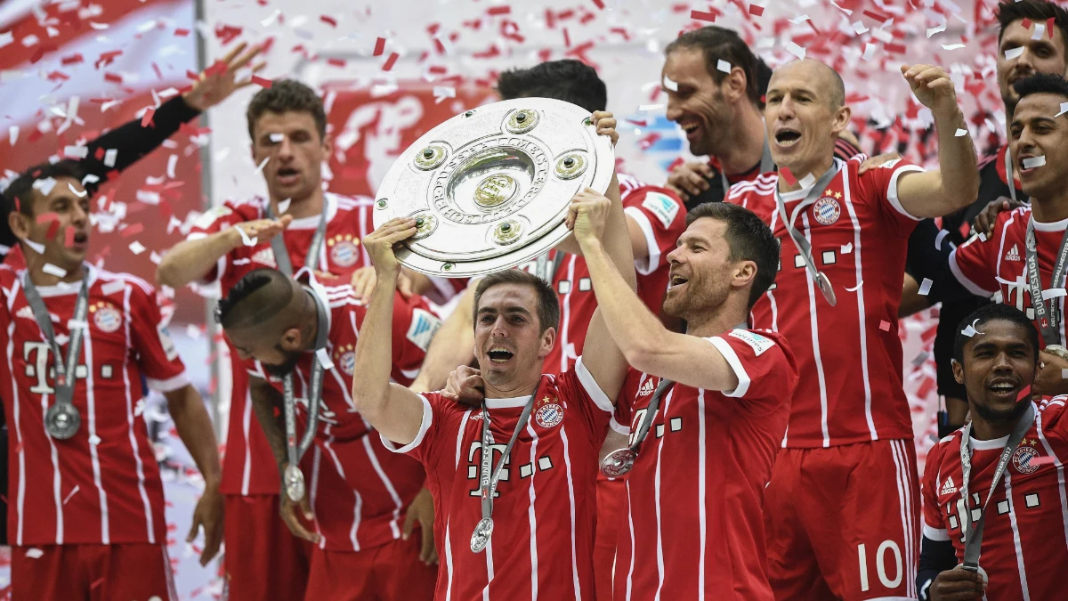 Lahm y Xabi Alonso levantan la Bundesliga Lahm y Xabi Alonso levantan la Bundesliga