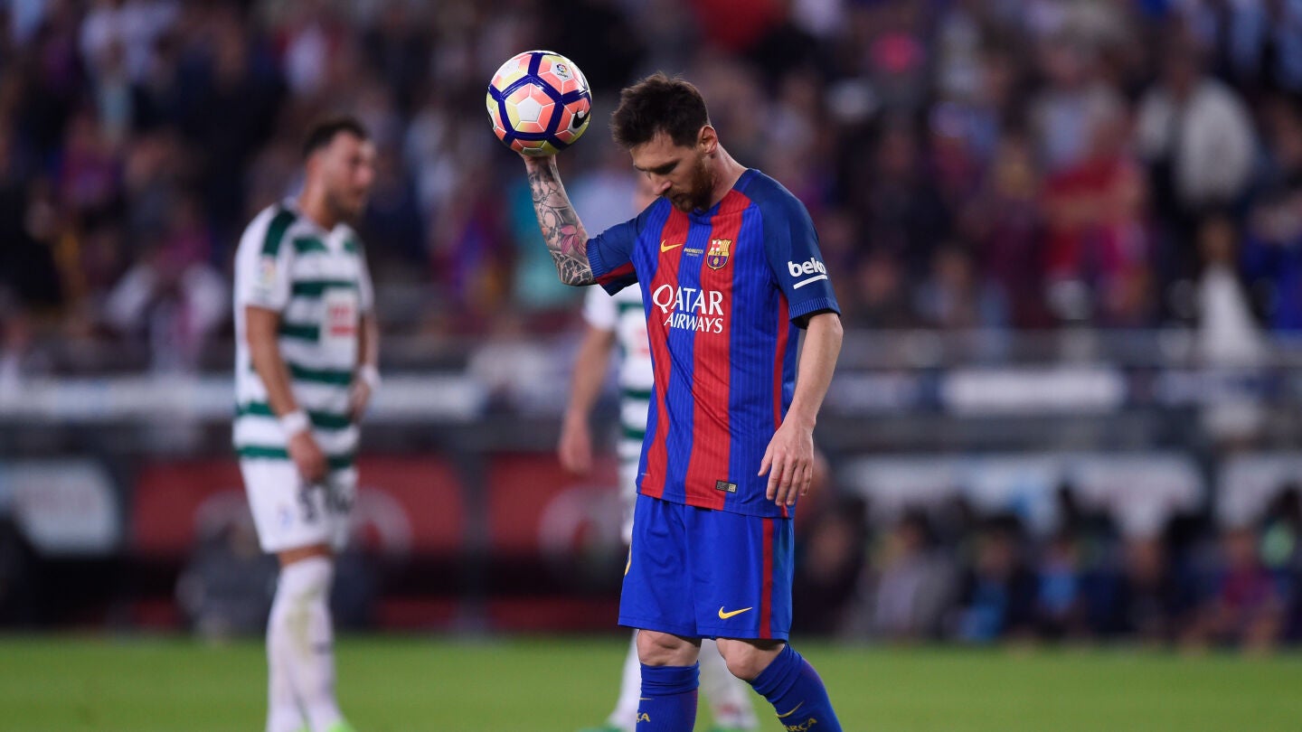 Leo Messi coge el bal&oacute;n tras marcar con el Barcelona