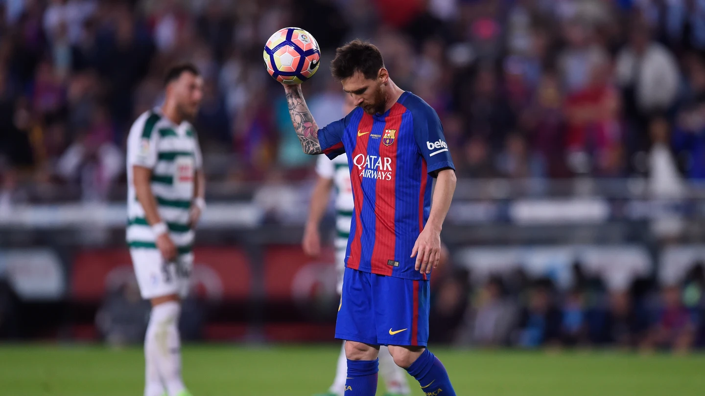 Leo Messi coge el balón tras marcar con el Barcelona Leo Messi coge el balón tras marcar con el Barcelona