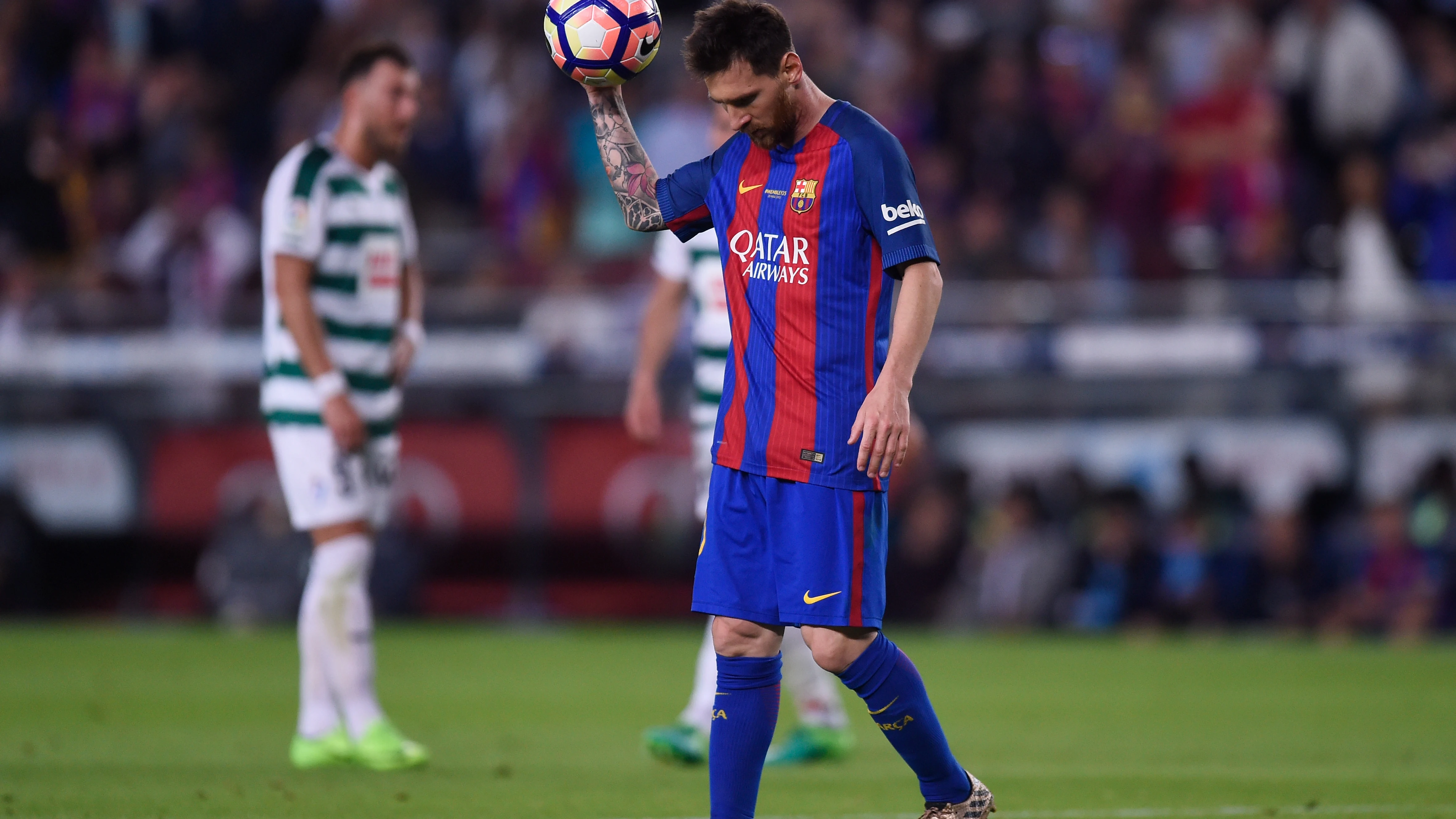 Leo Messi coge el balón tras marcar con el Barcelona