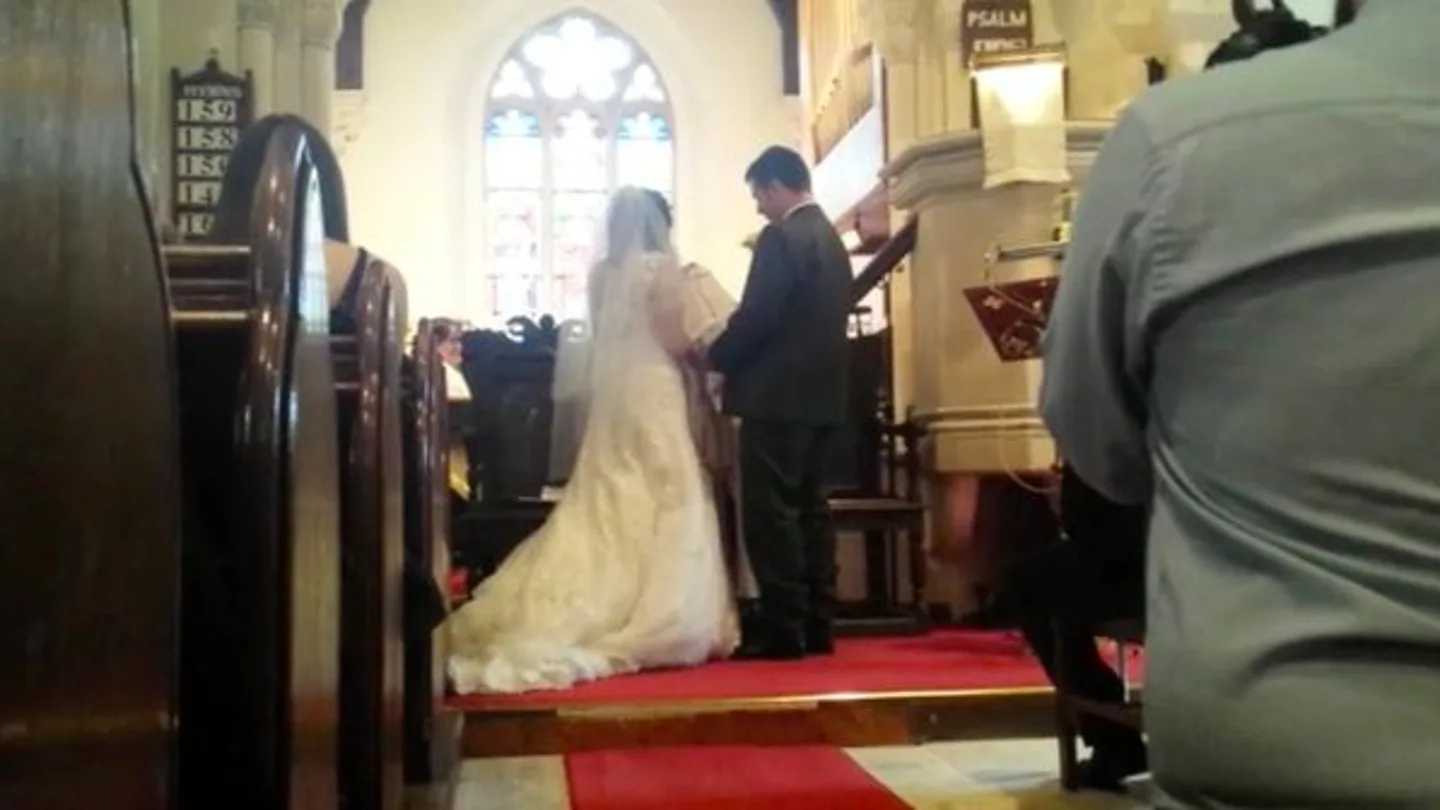 El matrimonio en el altar de la iglesia durante la ceremonia El matrimonio en el altar de la iglesia durante la ceremonia