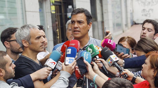 Pedro S&aacute;nchez con los medios de comunicaci&oacute;n