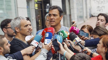 Pedro Sánchez con los medios de comunicación