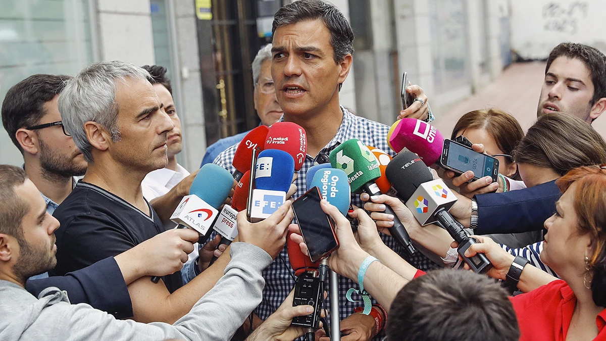 Pedro Sánchez con los medios de comunicación