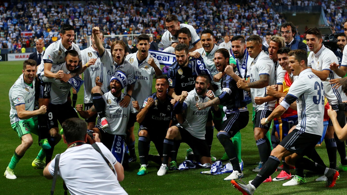 Los jugadores del Real Madrid celebran el t&iacute;tulo en La Rosaleda