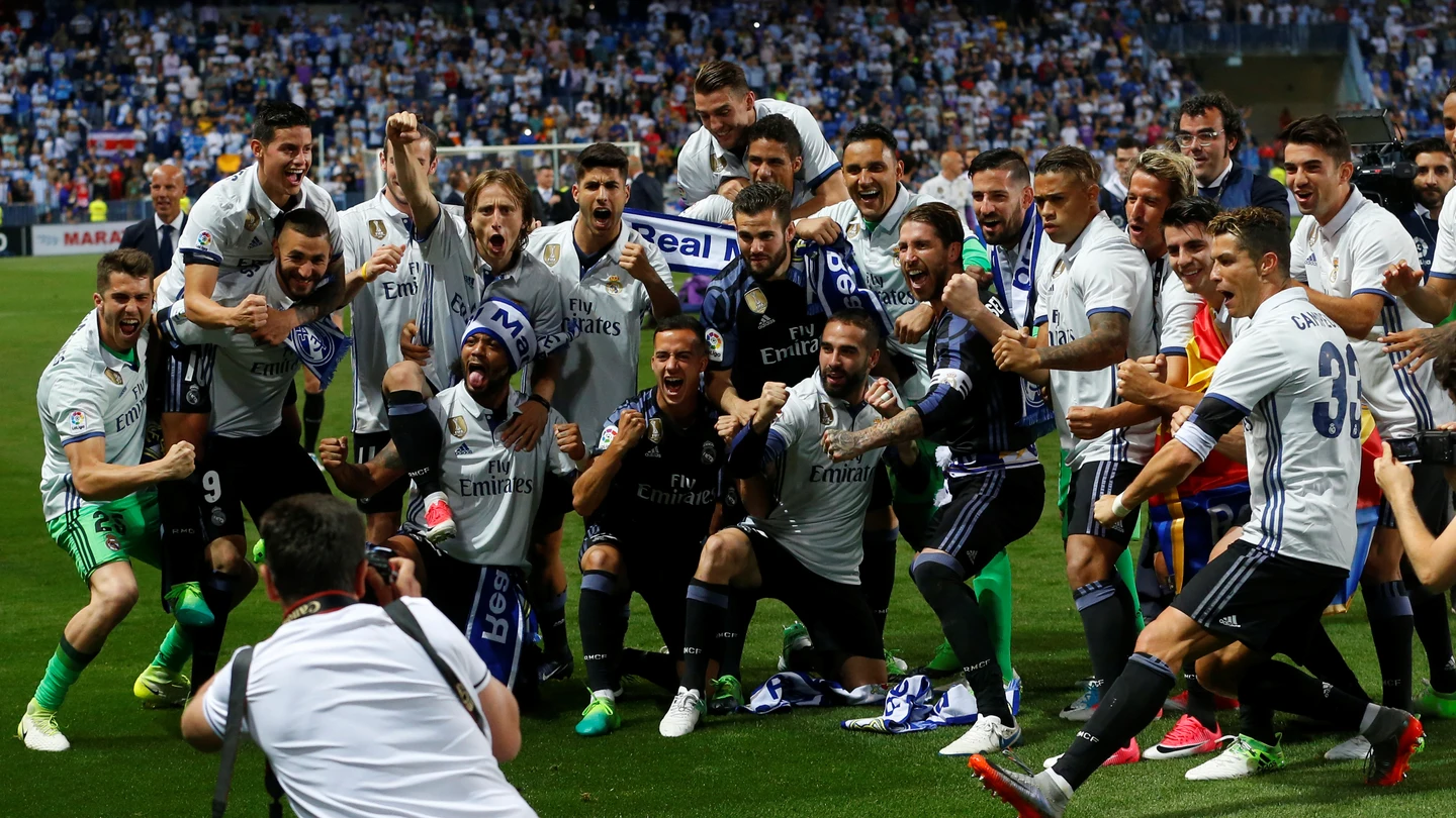 Los jugadores del Real Madrid celebran el título en La Rosaleda Los jugadores del Real Madrid celebran el título en La Rosaleda