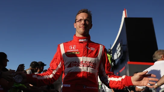 Sebastien Bourdais saluda a varios aficionados Sebastien Bourdais saluda a varios aficionados