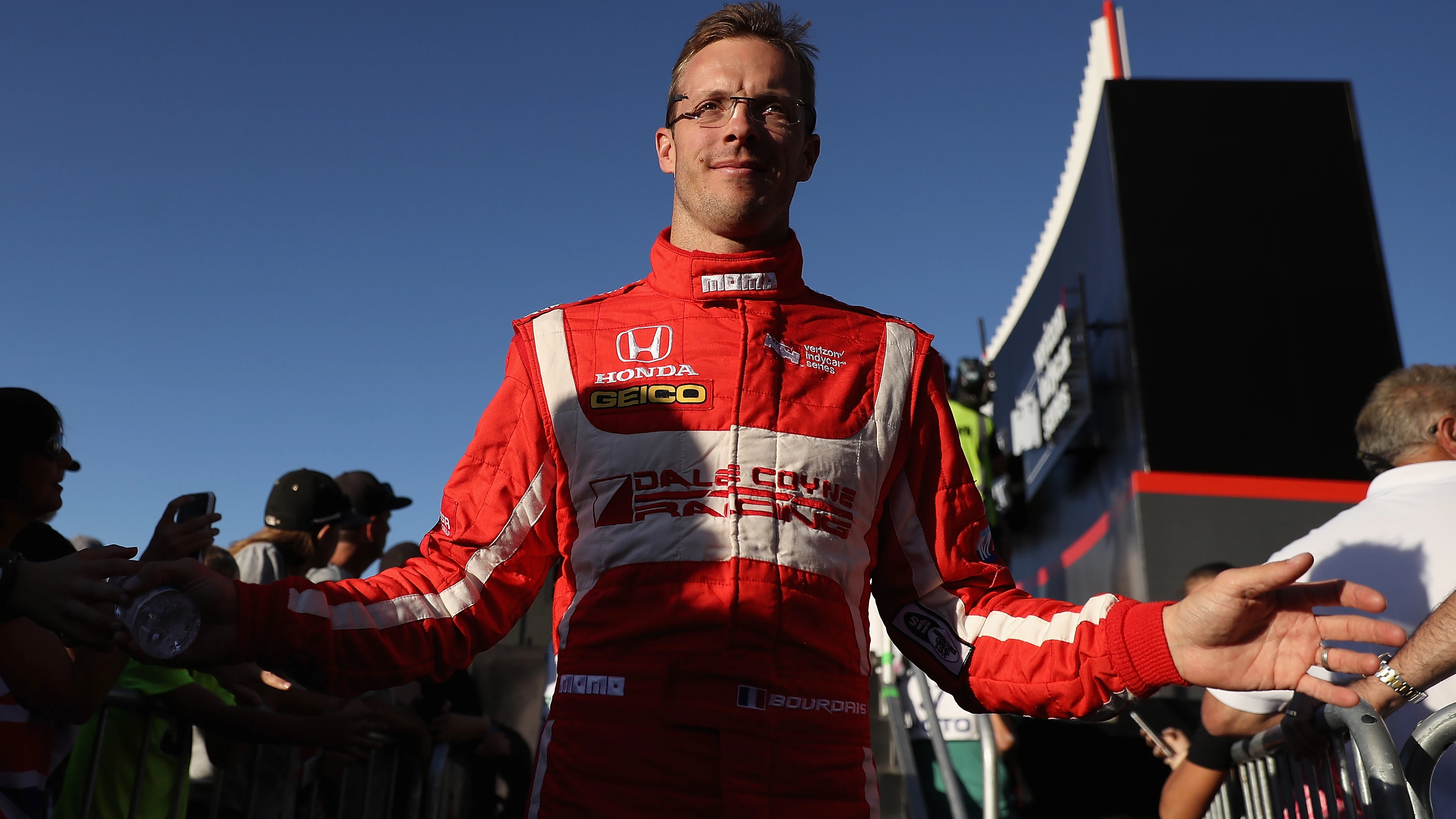 Sebastien Bourdais saluda a varios aficionados