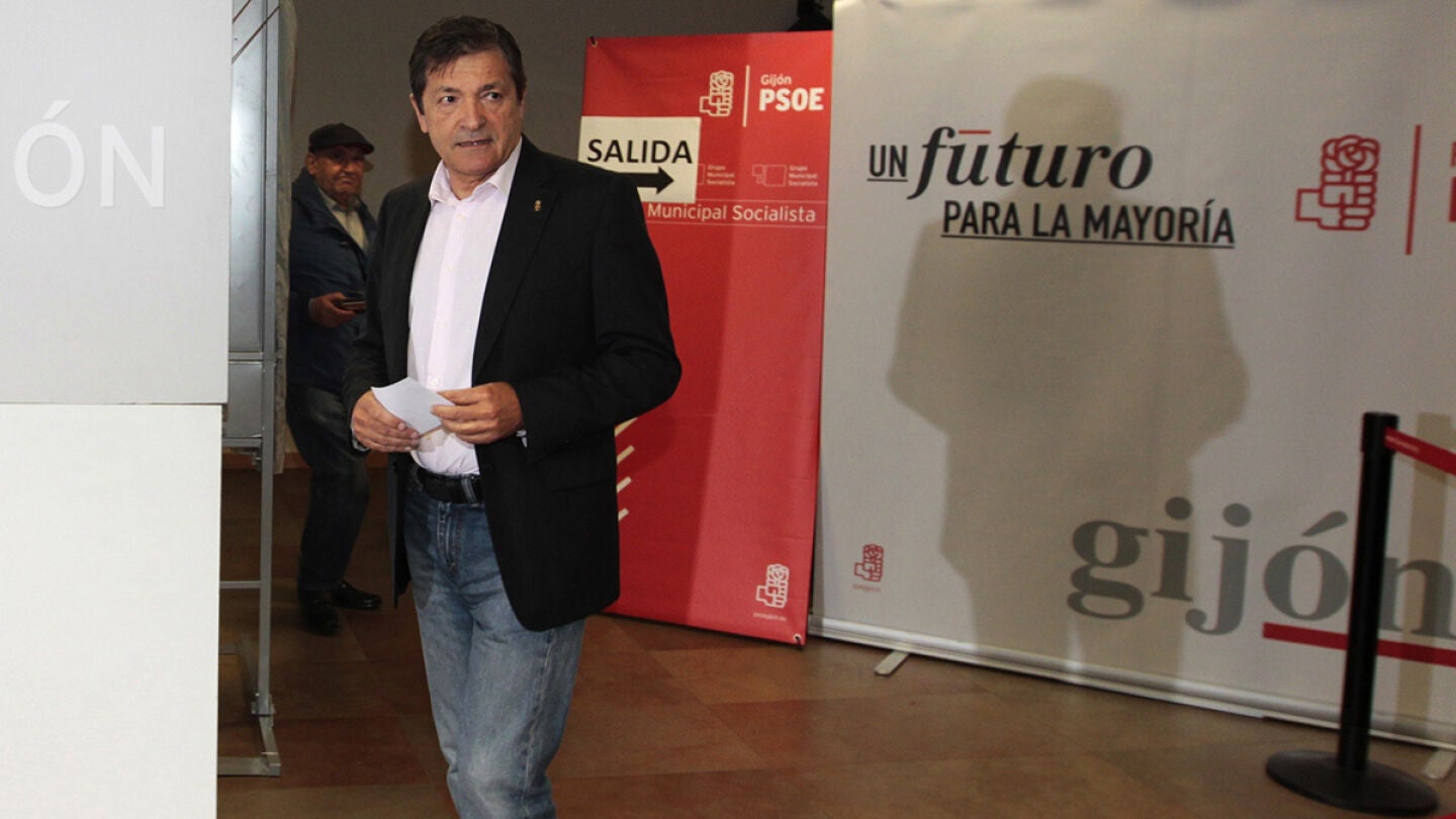 Javier Fern&aacute;ndez vota en las primarias del PSOE en Gij&oacute;n