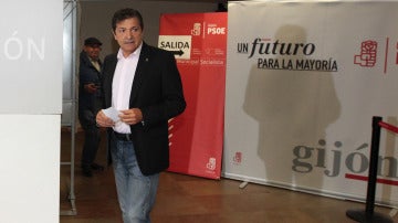 Javier Fernández vota en las primarias del PSOE en Gijón