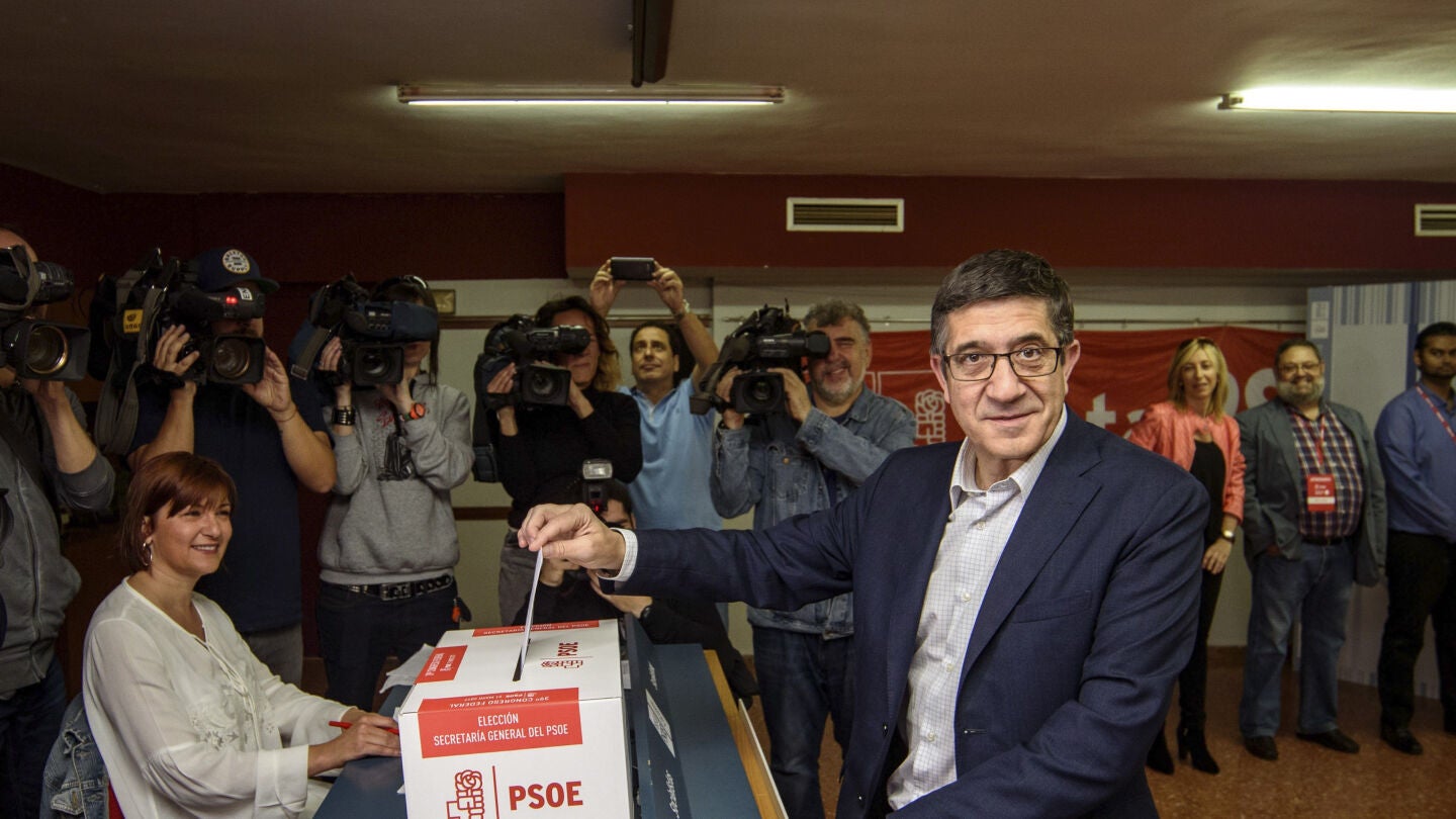 Patxi L&oacute;pez deposita su voto en un centro de votaci&oacute;n