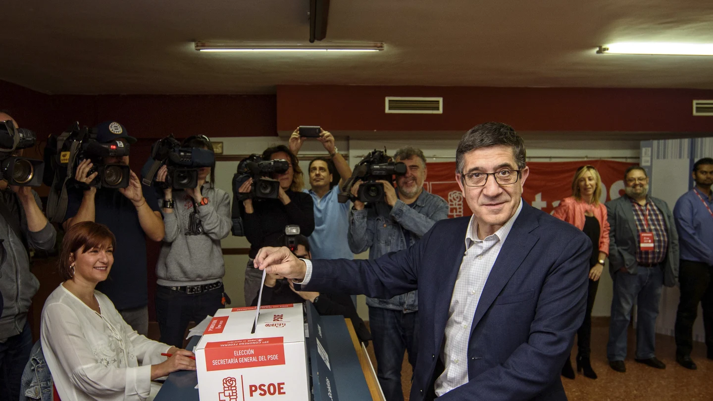 Patxi López deposita su voto en un centro de votación Patxi López deposita su voto en un centro de votación
