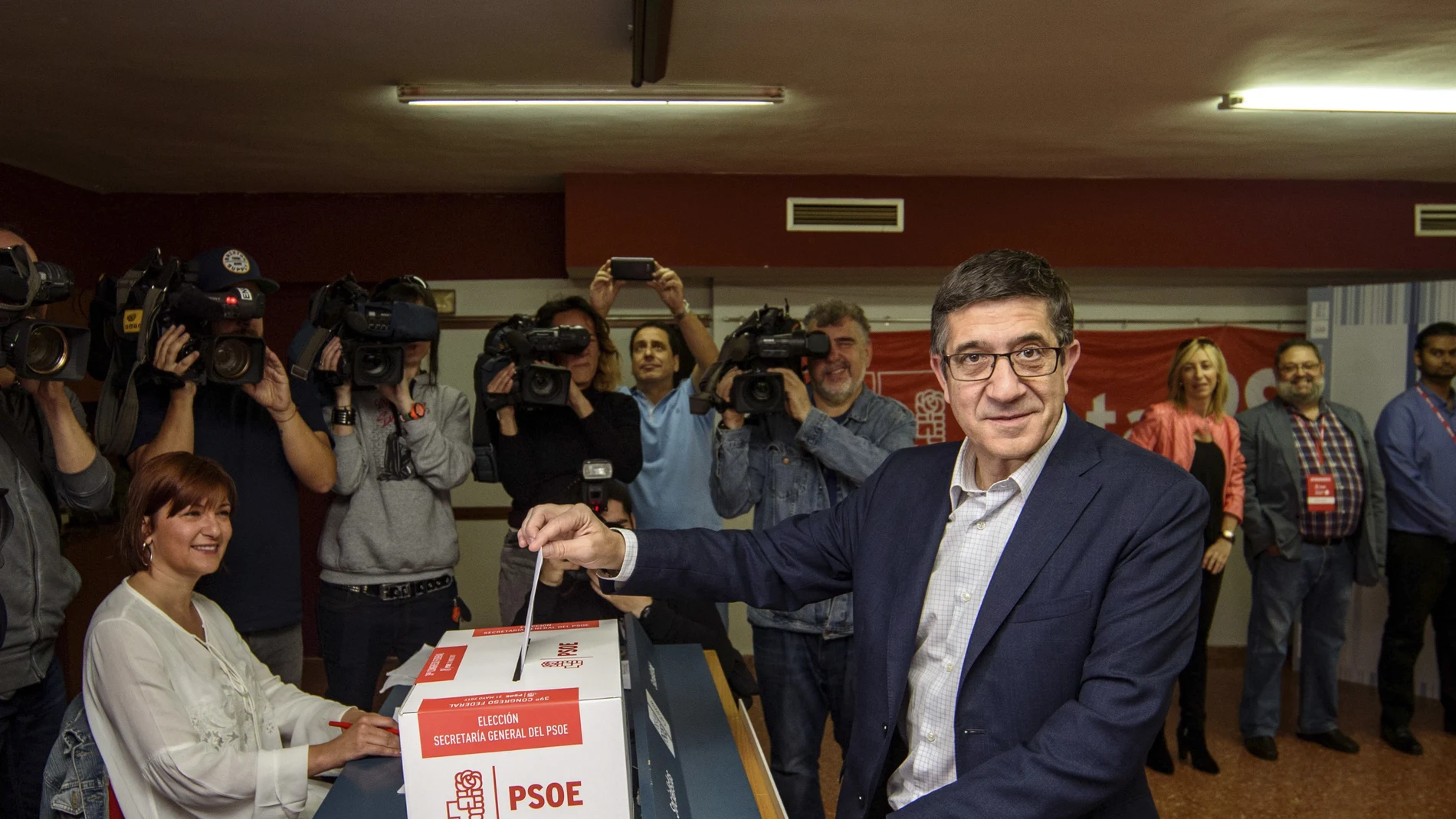 Patxi López deposita su voto en un centro de votación