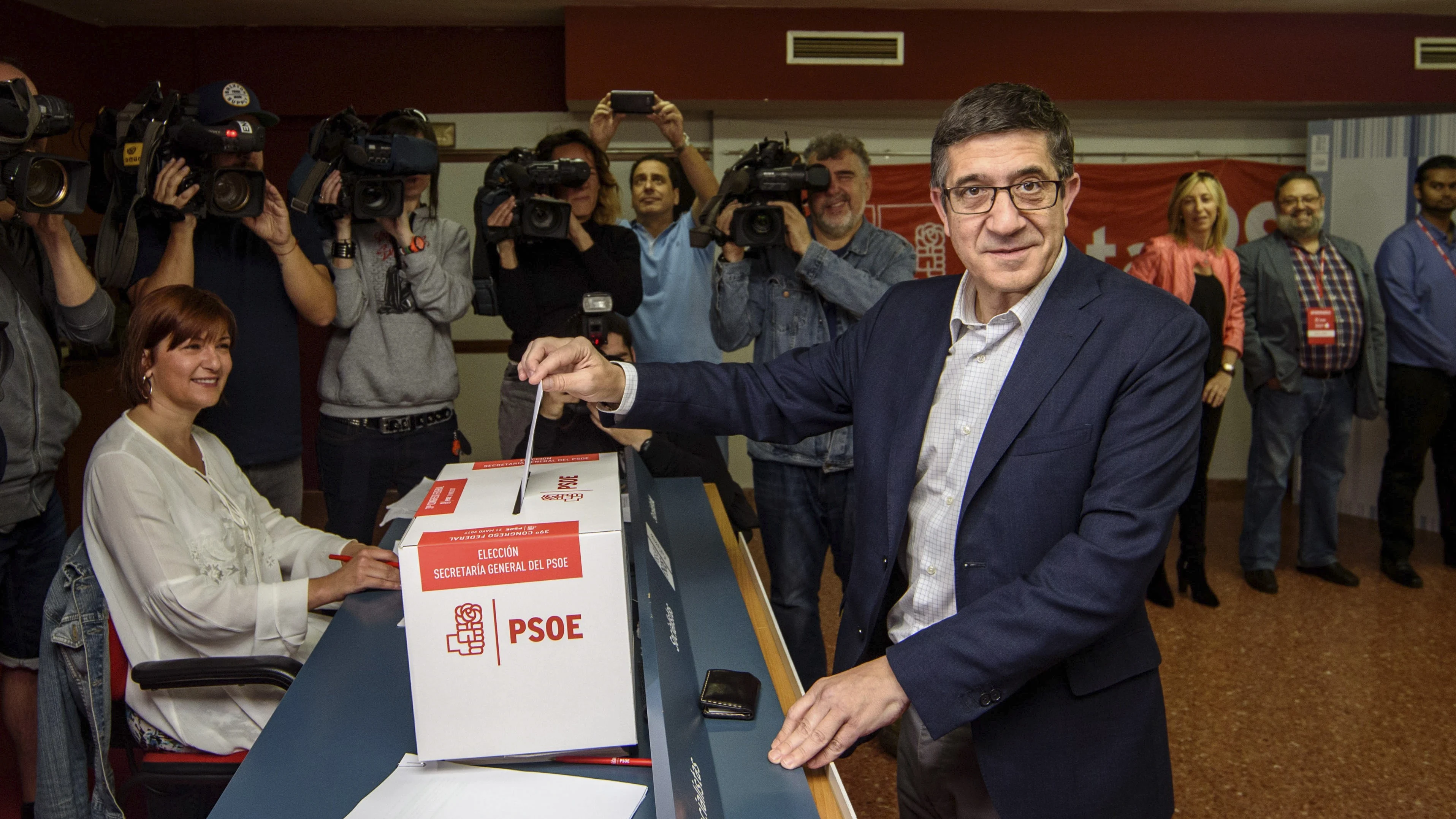 Patxi López deposita su voto en un centro de votación