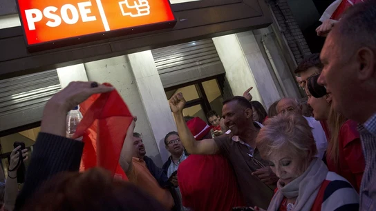 Votantes socialistas a las puertas de Ferraz Votantes socialistas a las puertas de Ferraz