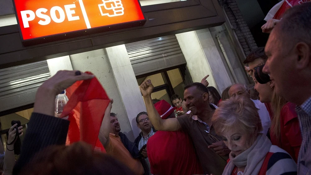 Votantes socialistas a las puertas de Ferraz