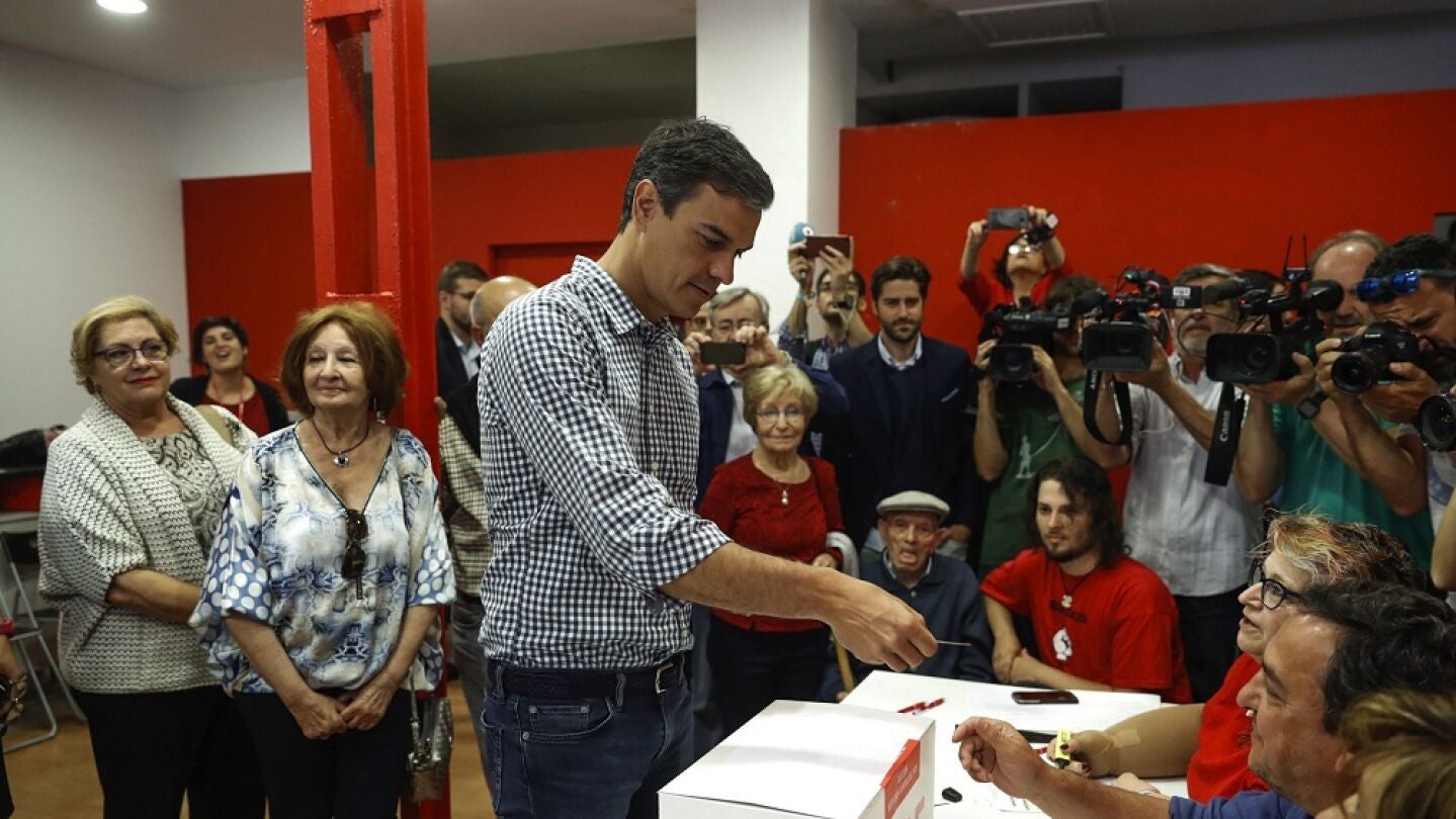 Pedro S&aacute;nchez vota en las primarias del PSOE