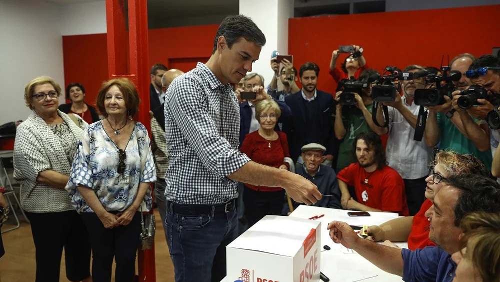 Pedro Sánchez vota en las primarias del PSOE