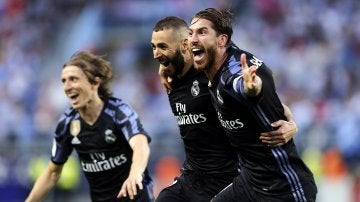 Los jugadores del Real Madrid celebran la victoria