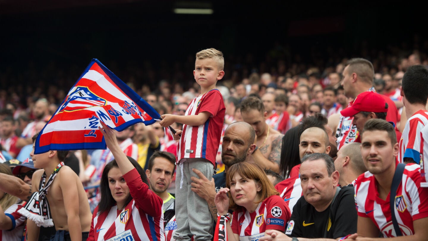 La afici&oacute;n del Atl&eacute;tico, disfrutando con su equipo