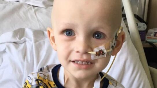 Una familia inicia una campa&ntilde;a para pagar un tratamiento que podr&iacute;a salvar la vida de su hijo de 19 meses