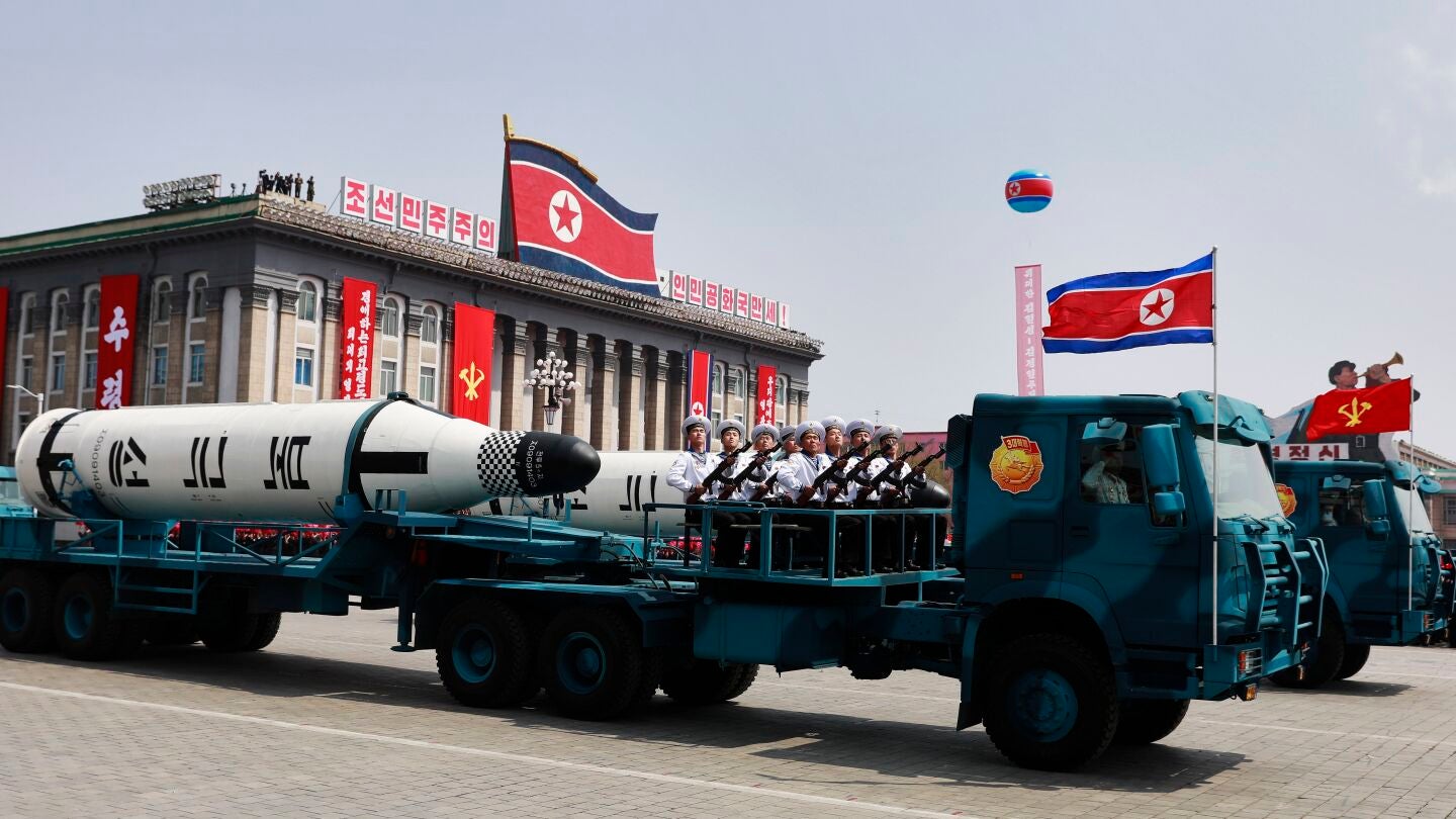 Un veh&iacute;culo militar con dos misiles a bordo participa en un desfile en Pionyang (Corea del Norte) 
